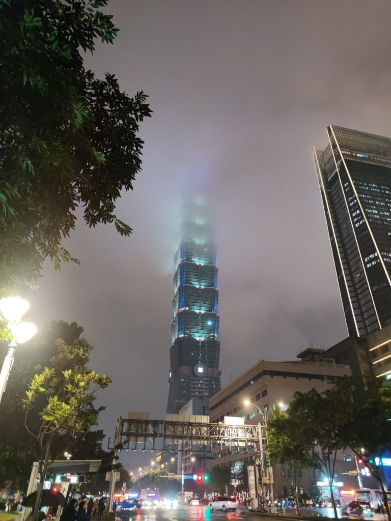 雲に頭を突っ込んでいる台北101