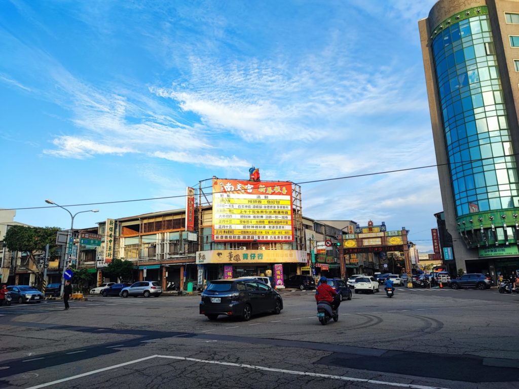 台中の南天宮に近づくと、巨大な関聖帝君の頭が見えてくる