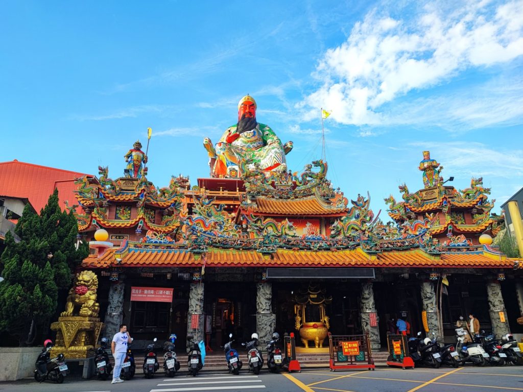 関聖帝君が屋根にどっかりと鎮座まします台中の南天宮